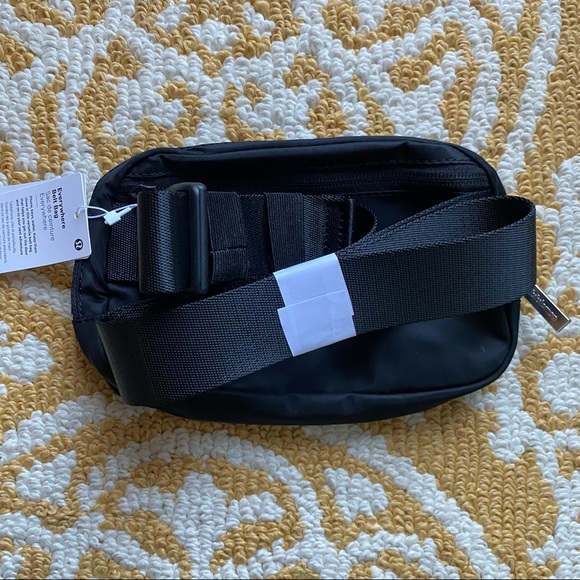 Lululemon Everywhere Belt Bag - Black NWT - Picture 7 of 15